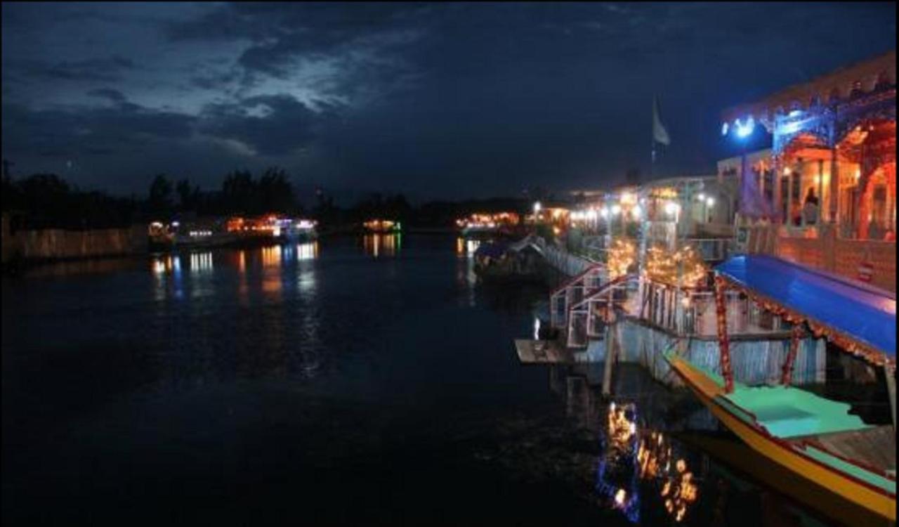 Hotel De Laila House Boat By Sterling Srīnagar Esterno foto